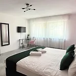 Hola 3*