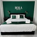 Hola 3*