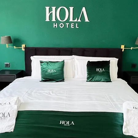 Hola *