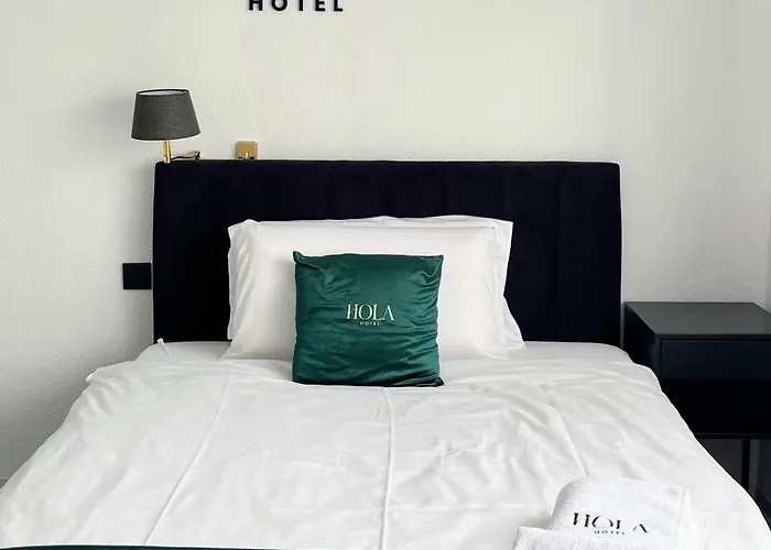 Hola فندق مبيت وإفطار 3*