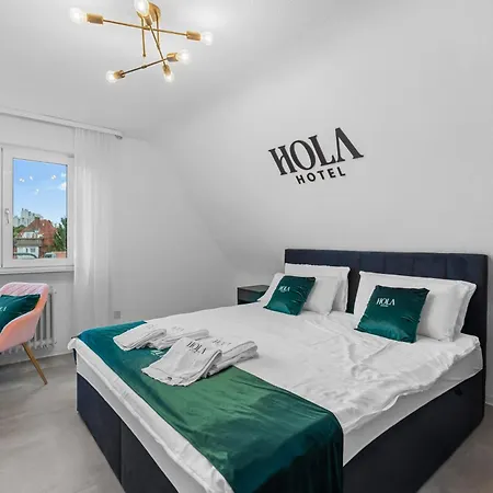 Hola 3*